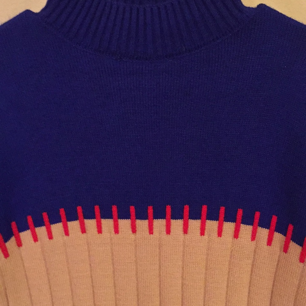 Pretty sweater - Picture 3 of 3
